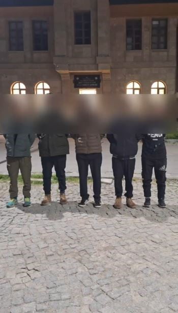 SİVAS’TA İKİ FARKLI OPERASYONDA 8 DÜZENSİZ GÖÇMEN YAKALANIRKEN OLAYLARA İLİŞKİN 3 KİŞİ...