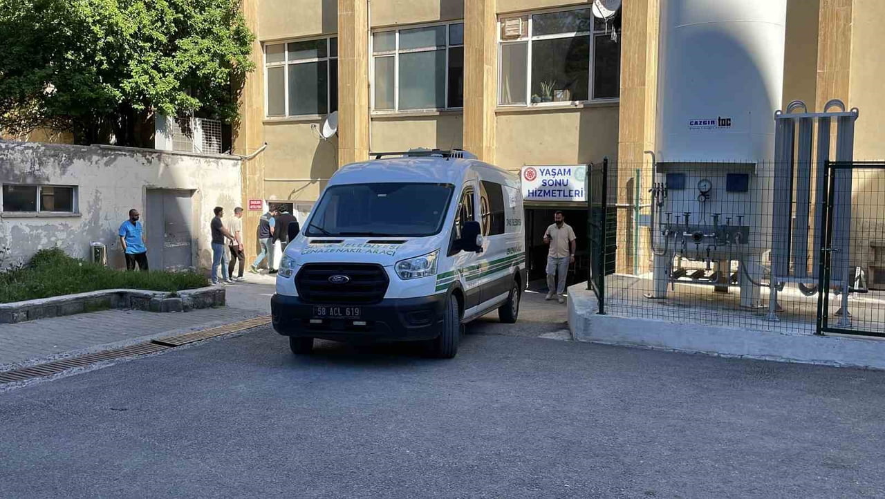 SİVAS’TA KENE TUTUNMASI SONUCU KIRIM KONGO KANAMALI ATEŞİ HASTALIĞINA YAKALANAN 31 YAŞINDAKİ...