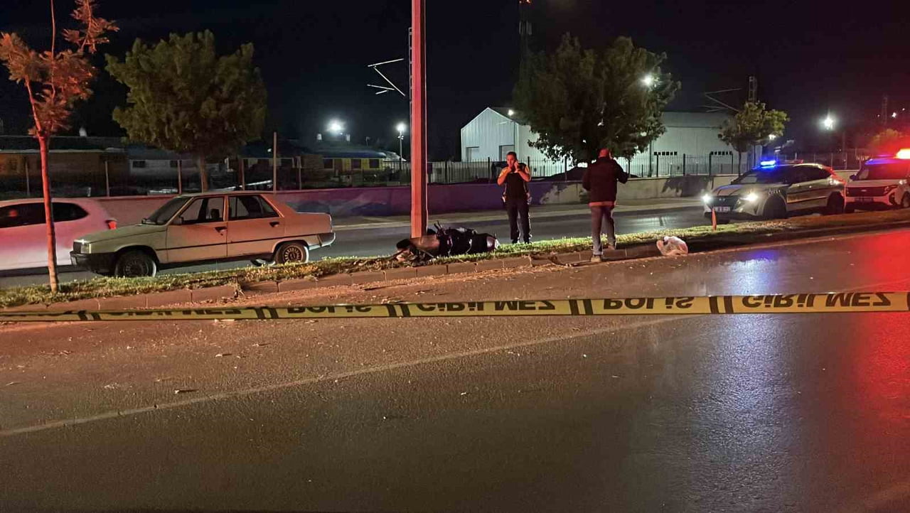 SİVAS’TA KONTROLDEN ÇIKAN MOTOSİKLETİN ÖNCE AĞACA, ARDINDAN AYDINLATMA DİREĞİNE ÇARPMASI SONUCU...