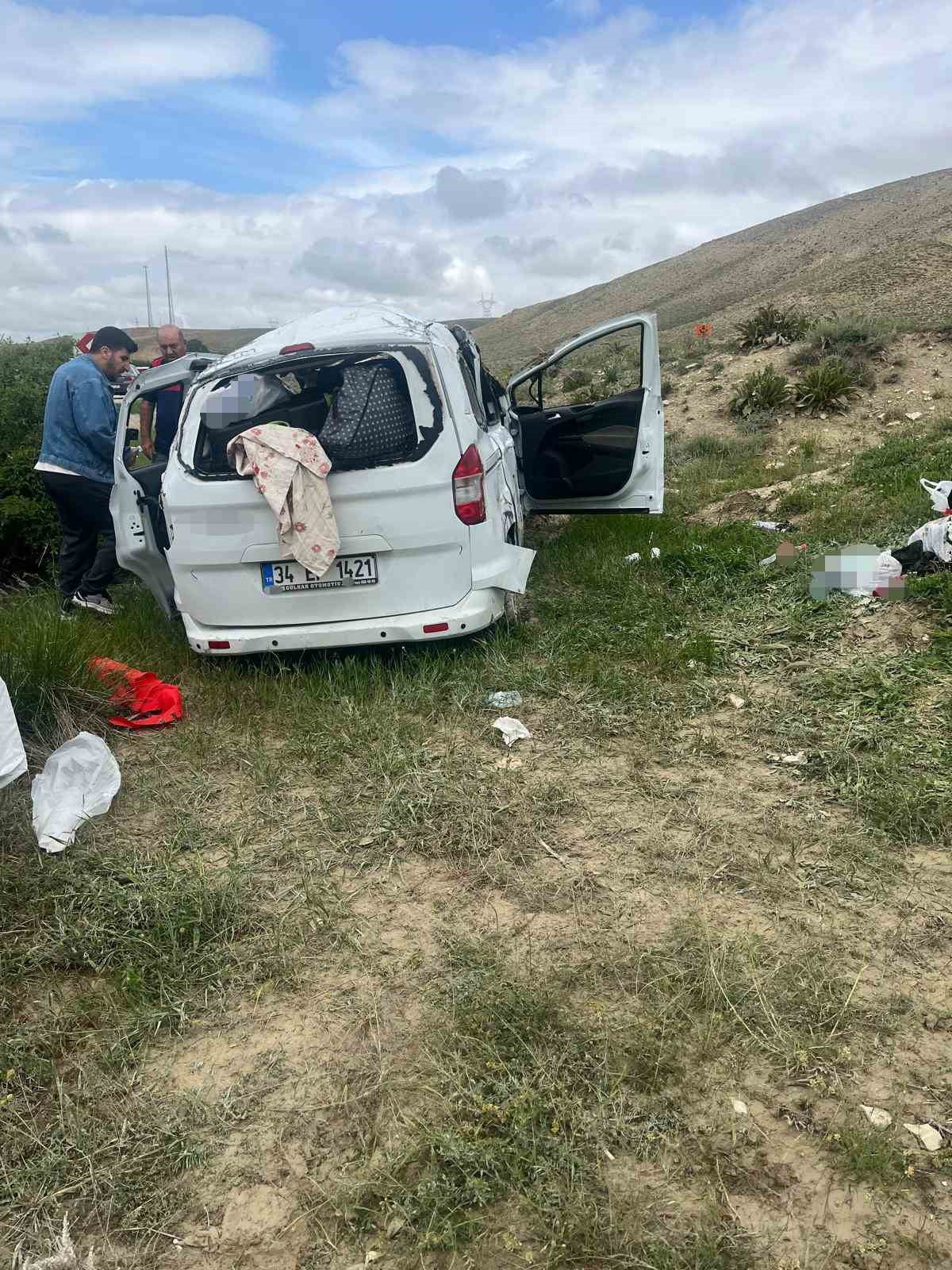 SİVAS’TA KONTROLDEN OTOMOBİL TAKLA ATTI, ARAÇ İÇERİSİNDEKİ 5 KİŞİ YARALANDI.