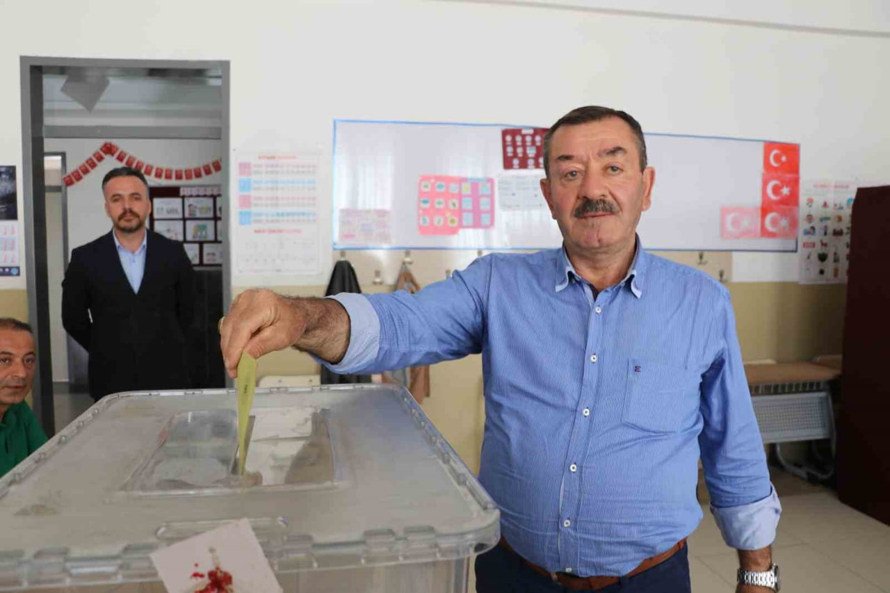 SİVAS’TA MAHALLİ İDARELER ARA SEÇİMİ KAPSAMINDA, GEÇTİĞİMİZ YIL KALP KRİZİ SONUCU HAYATINI...