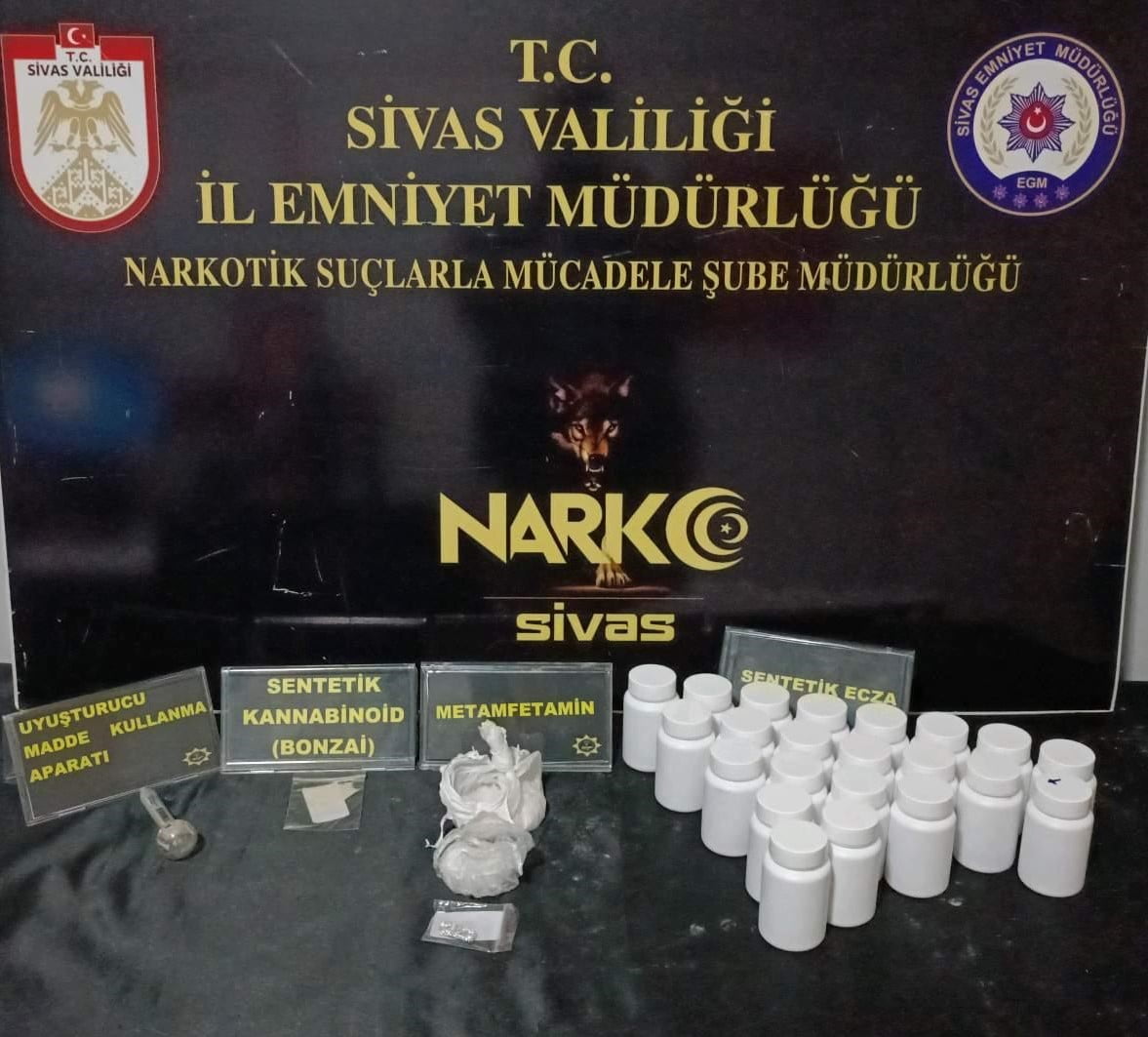 SİVAS’TA NARKOTİK EKİPLERİNCE DÜZENLENEN OPERASYONDA SENTETİK ECZA, METAMFETAMİN VE SENTETİK...