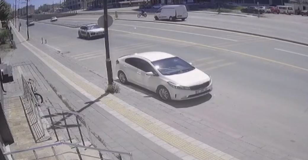 SİVAS’TA PANELVANIN ÇARPTIĞI 17 YAŞINDAKİ ELEKTRİKLİ BİSİKLET SÜRÜCÜ AĞIR YARALANDI.