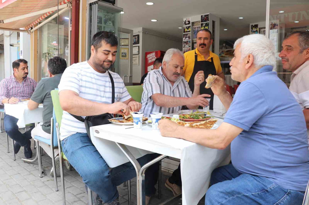 – SİVAS’TA SATTIĞI 50 TL’LİK LAHMACUNLA GÜNDEME GELEN SELAHATTİN YAPALI, LAHMACUNUN 50 TL’YE...