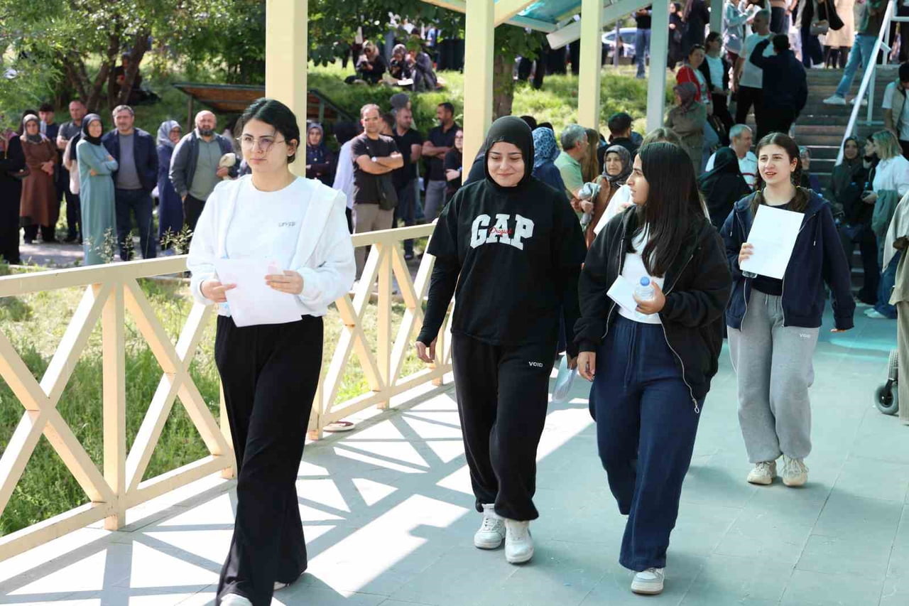 SİVAS’TA ÜNİVERSİTE HAYALİ KURAN ADAYLAR, AYT SINAVINA GİREBİLMEK İÇİN SABAHIN ERKEN SAATLERİNDEN...