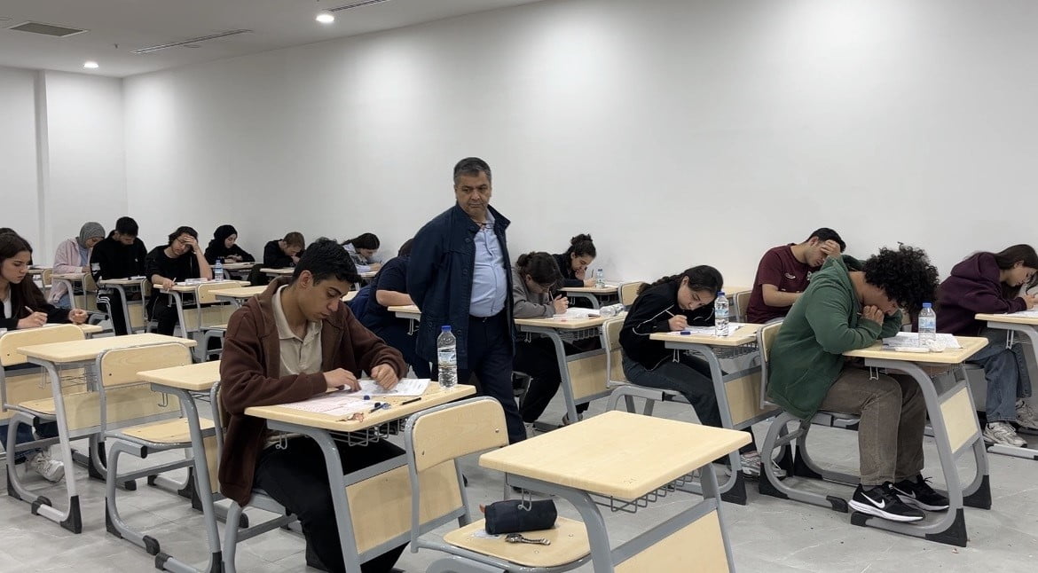 SİVAS’TA ÜNİVERSİTEYE HAZIRLANAN ÖĞRENCİLER, HALK EĞİTİMİ MERKEZİ TARAFINDAN DÜZENLENEN YKS PROVA...