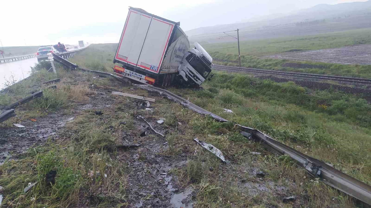 SİVAS’TA YOĞUN YAĞMURUN ETKİSİYLE KALAN TIR BARİYERLERE ÇARPARAK YOLDAN ÇIKTI, TIR SÜRÜCÜSÜ...