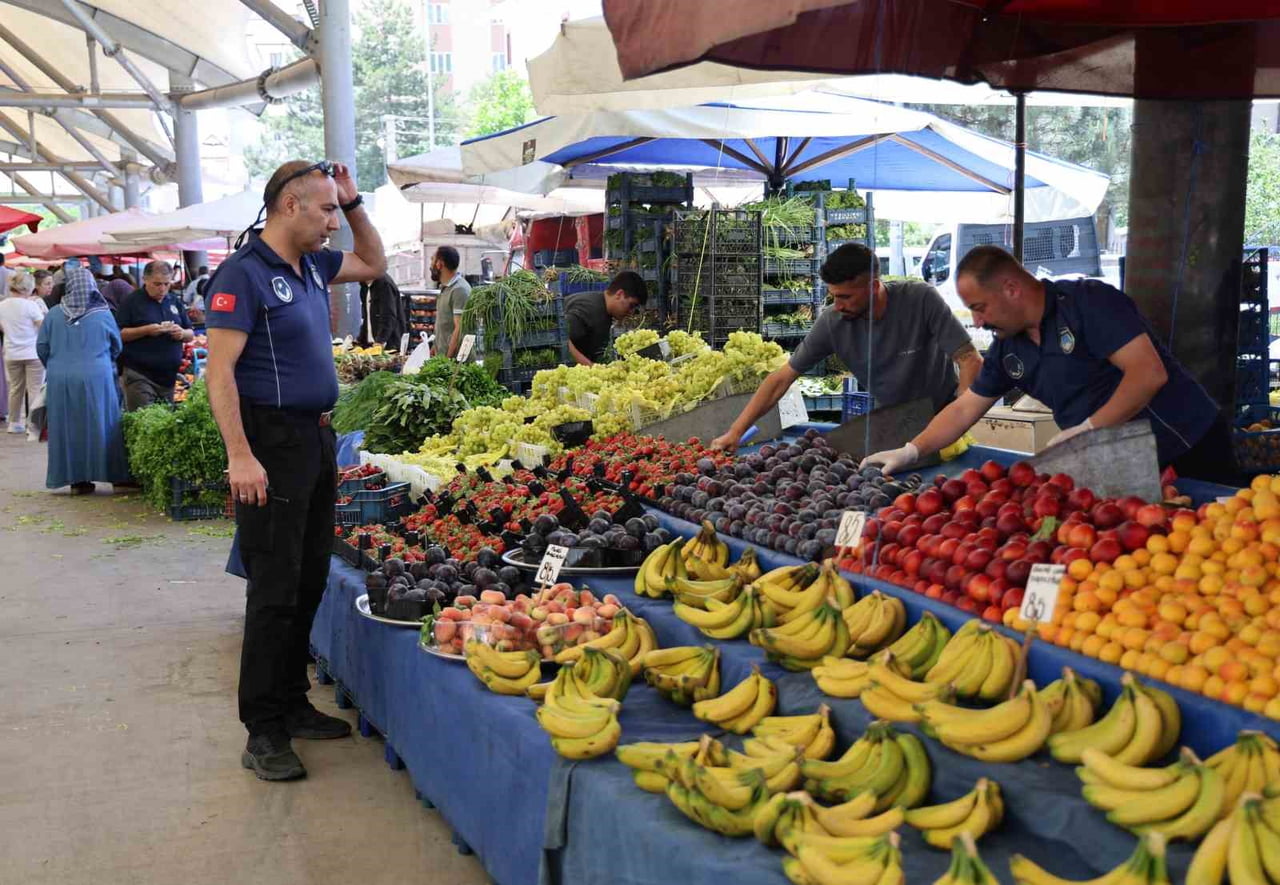 SİVAS’TA ZABITA EKİPLERİ SEMT PAZARLARINDA DENETİMLERİNİ ARALIKSIZ SÜRDÜRÜYOR
