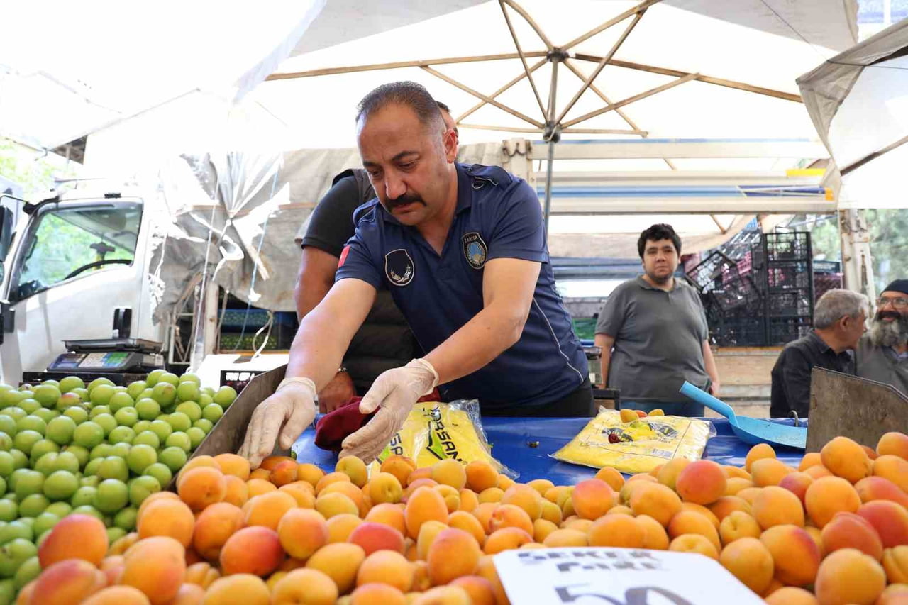 SİVAS’TA ZABITA EKİPLERİ SEMT PAZARLARINDA DENETİMLERİNİ ARALIKSIZ SÜRDÜRÜYOR