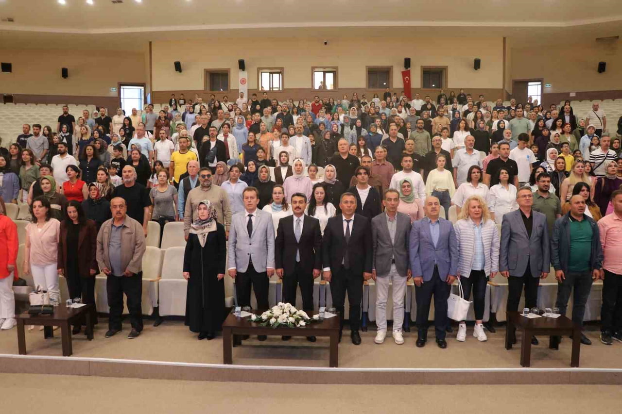 SİVAS VE MERSİN İL MİLLÎ EĞİTİM MÜDÜRLÜKLERİ İŞ BİRLİĞİNDE DÜZENLENEN HALK DANSLARI GÖSTERİSİ...