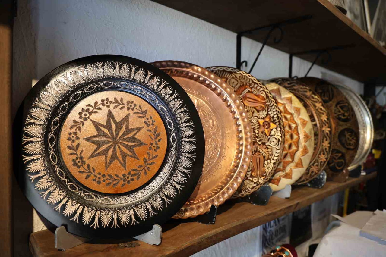 SİVAS ZANAATKARLAR ÇARŞISI ESNAFLARINDAN AYTAÇ TENLİK KÜÇÜKLÜĞÜNDEN BERİ İLGİSİ OLAN BAKIR...