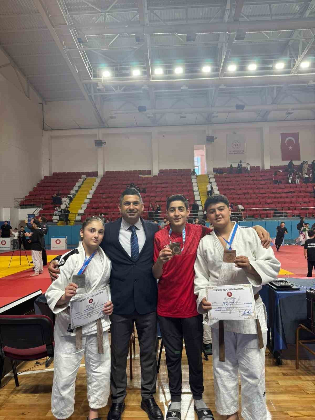 SİVASLI JUDOCULAR BELİNAY KAVAK, YUSUF EMİR YANIK VE YİĞİTALP ÇAKIR, KUZEY MAKEDONYA’DA...