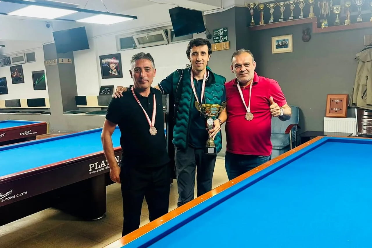 SİVASLI SPORCU YUNUS ÇOŞKUN (ORTADA), 11 İLDEN 85 SPORCUNUN KATILDIĞI ORGANİZASYONDA BİRİNCİLİĞİ...