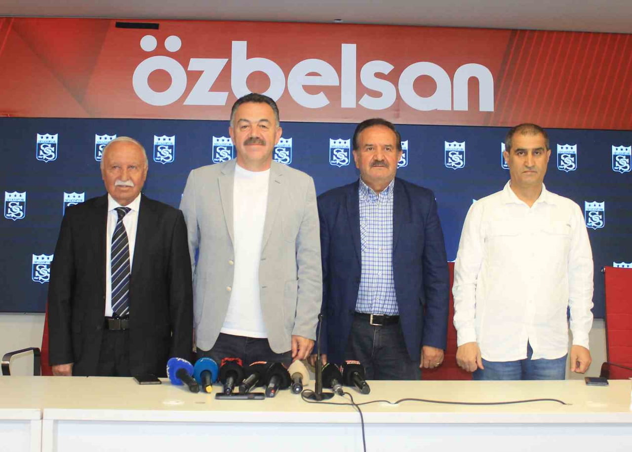 SİVASSPOR DİVAN KURULU BAŞKANI ALİ YAVUZ (SOLDAN İKİNCİ) AÇIKLAMA YAPTI