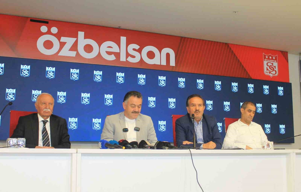 SİVASSPOR DİVAN KURULU ÜYESİ KEMAL ÇAĞLAYAN (SAĞDAN İKİNCİ) AÇIKLAMA YAPTI