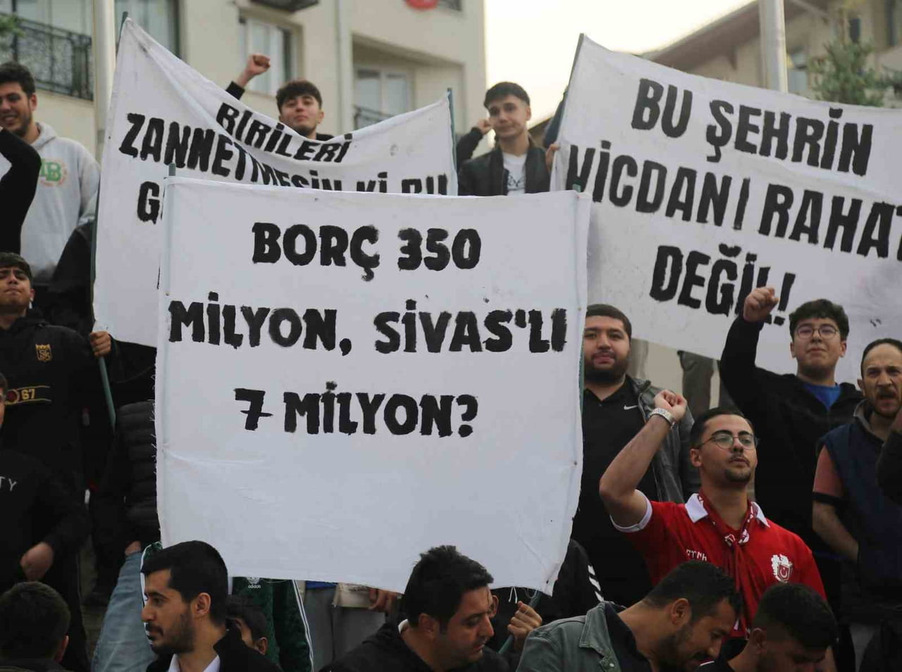SİVASSPOR’UN GELECEĞİNE İLİŞKİN YAŞANAN BELİRSİZLİKLER NEDENİYLE ELLİ SEKİZ TARAFTARLAR DERNEĞİ...