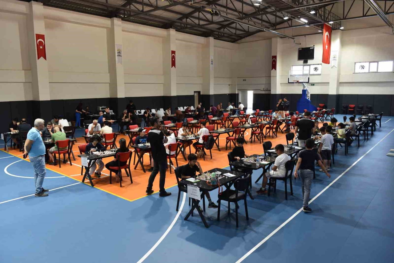 SİVEREK'TE BABALAR GÜNÜ SATRANÇ TURNUVASI BAŞLADI