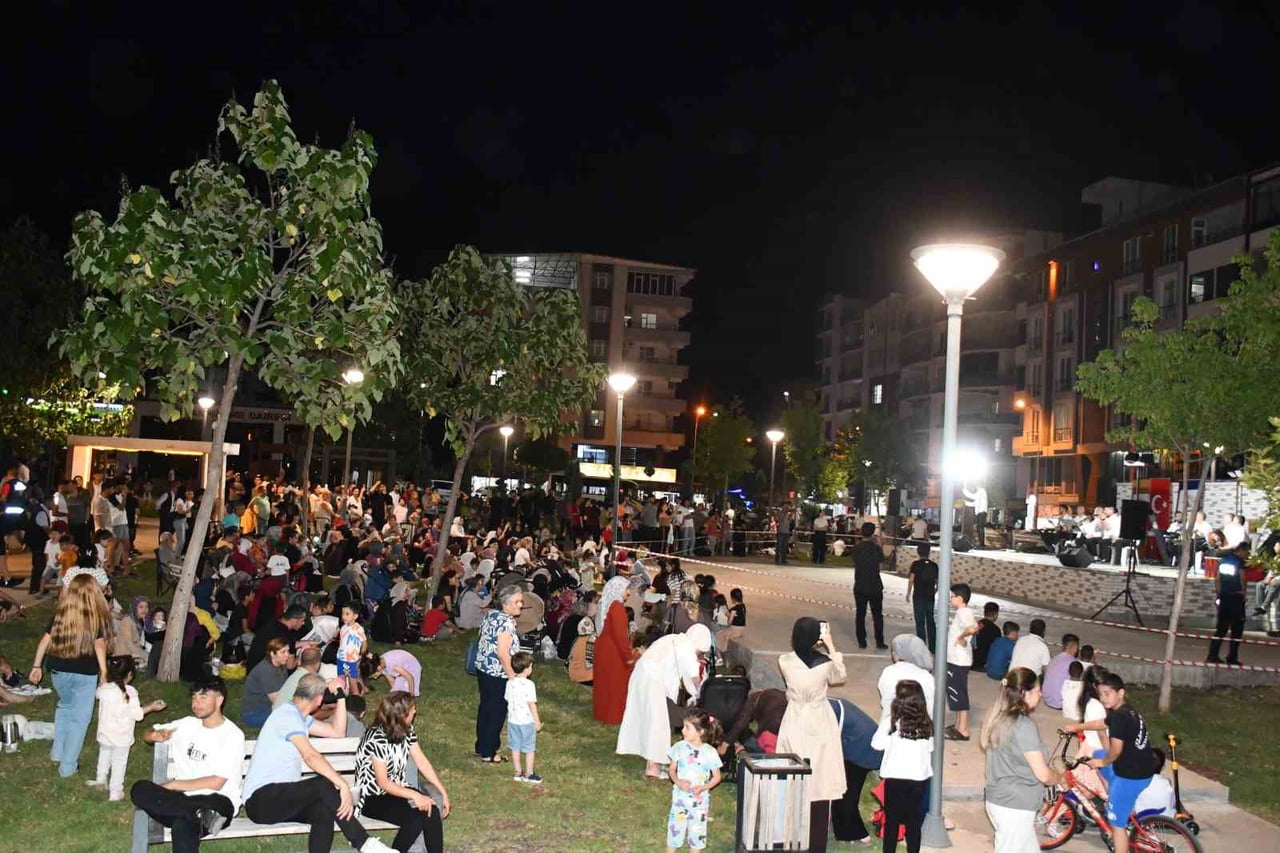 SİVEREK'TE BELEDİYE TARAFINDAN SICAK YAZ AKŞAMLARINDA DÜZENLENEN SIRA GECESİ PROGRAMI VE HALK...
