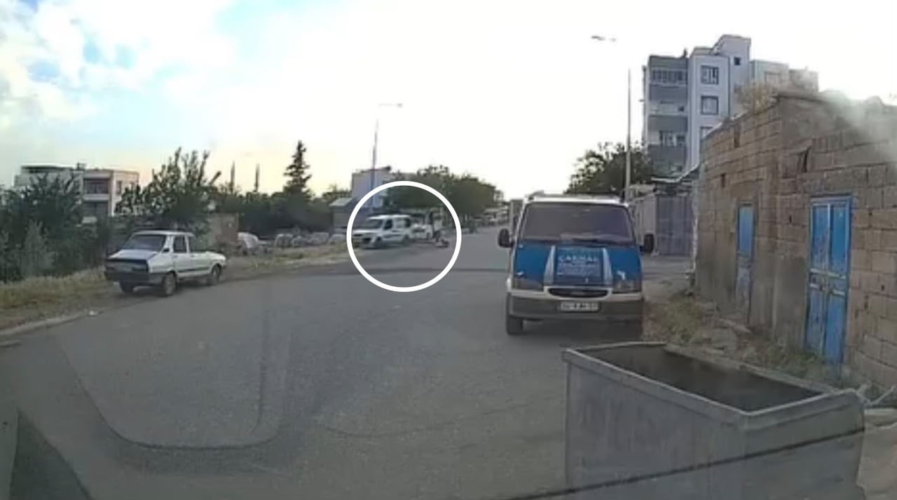 SİVEREK'TE HAFİF TİCARİ ARACIN ÇARPTIĞI ÇOCUK YARALANDI, KAZA KAMERADA