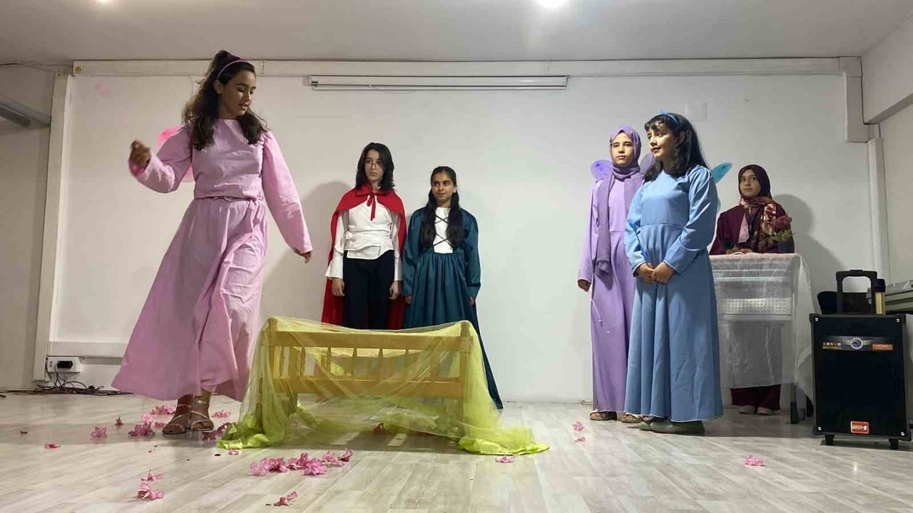SİVEREK'TE İNGİLİZCE'Yİ SAHNEYE TAŞIYAN GÖSTERİ