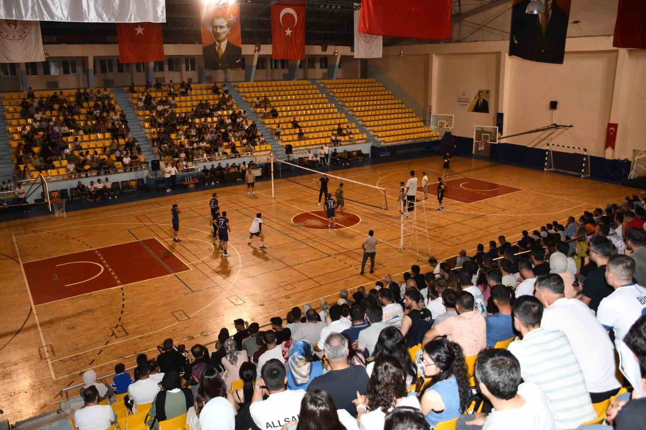 SİVEREK'TE ÖĞRETMENLER ARASI VOLEYBOL TURNUVASI TAMAMLANDI