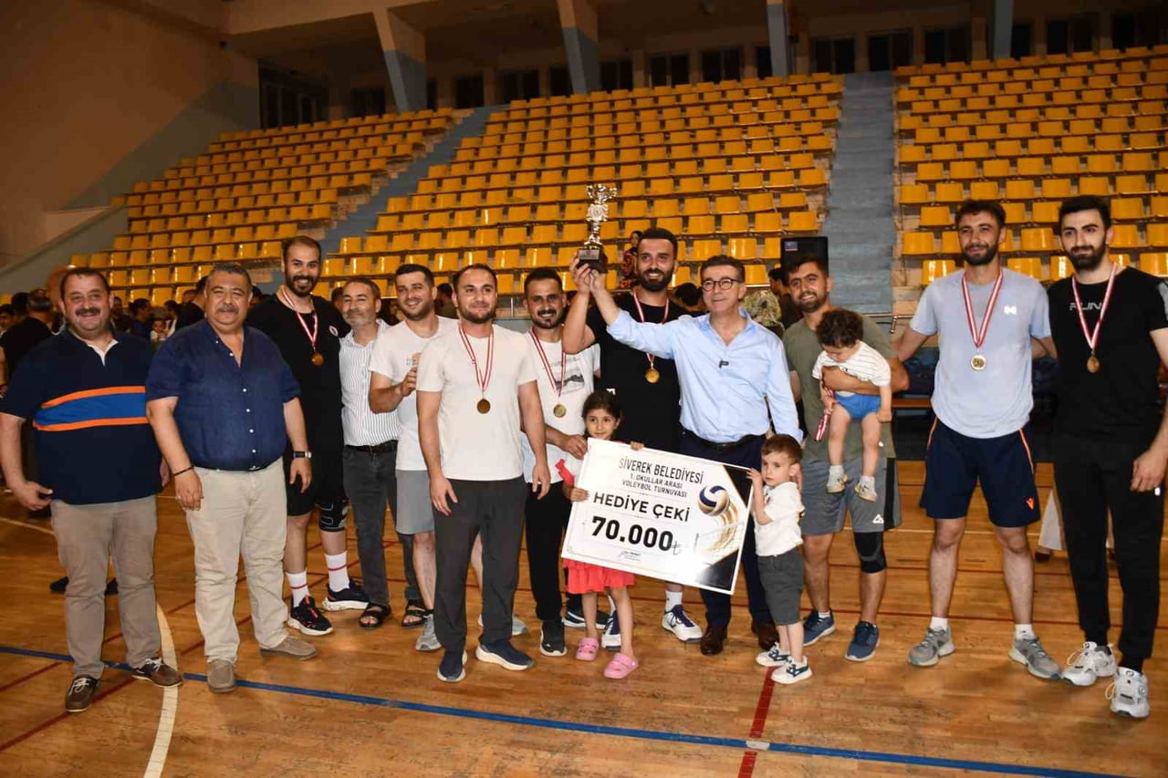 SİVEREK'TE ÖĞRETMENLER ARASI VOLEYBOL TURNUVASI TAMAMLANDI