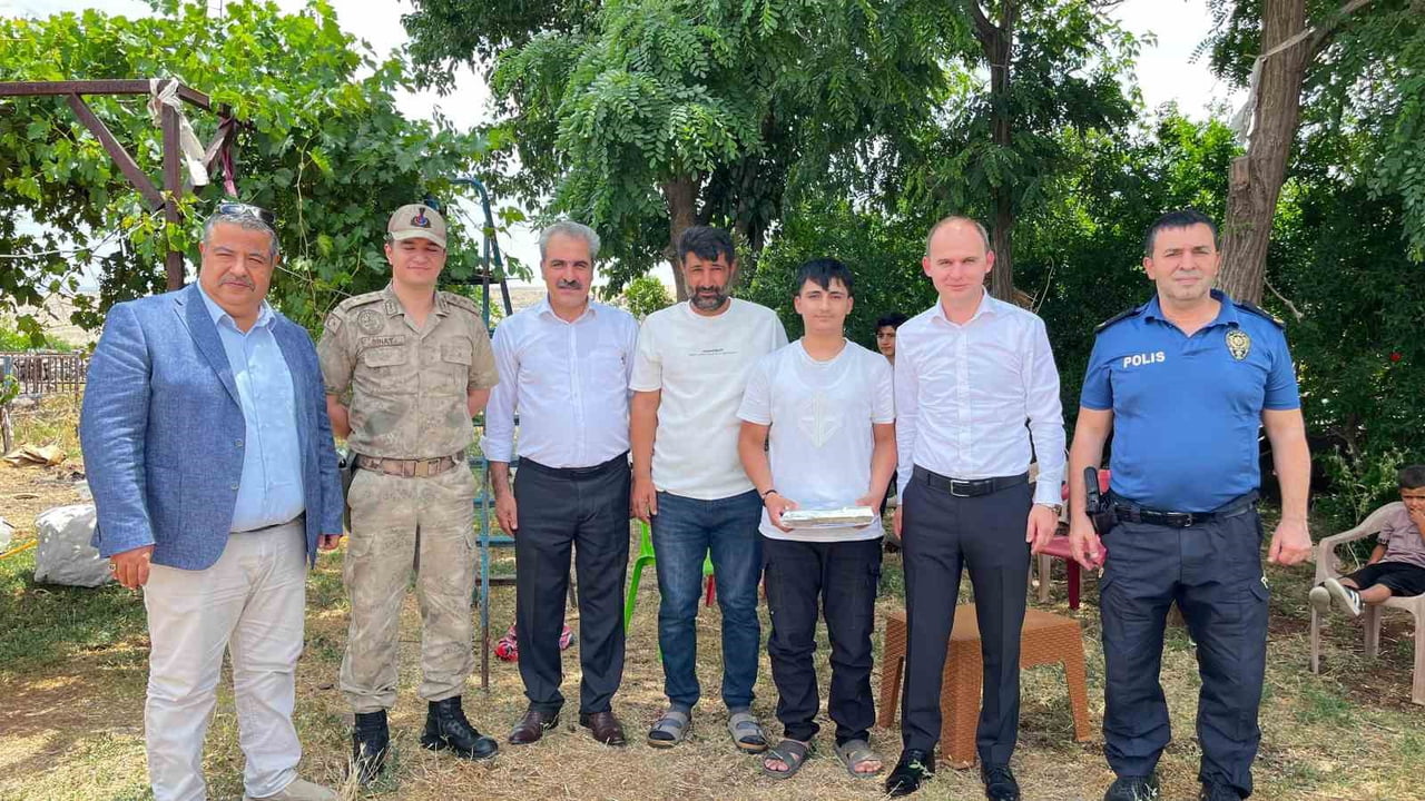 SİVEREK KAYMAKAMI SALİH SAK (SAĞDAN İKİNCİ), İLÇE EMNİYET MÜDÜRÜ İLKER BURAK ZEYDANLI (EN SAĞDA)...