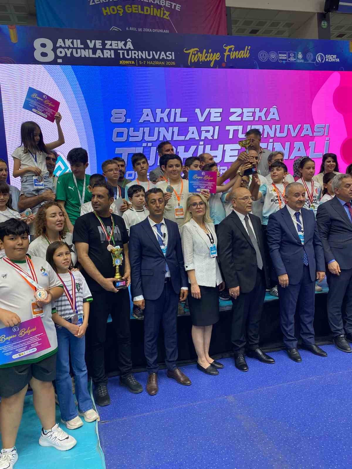 SİVEREKLİ ÖĞRENCİ AKIL VE ZEKA OYUNLARINDA TÜRKİYE BİRİNCİSİ OLDU