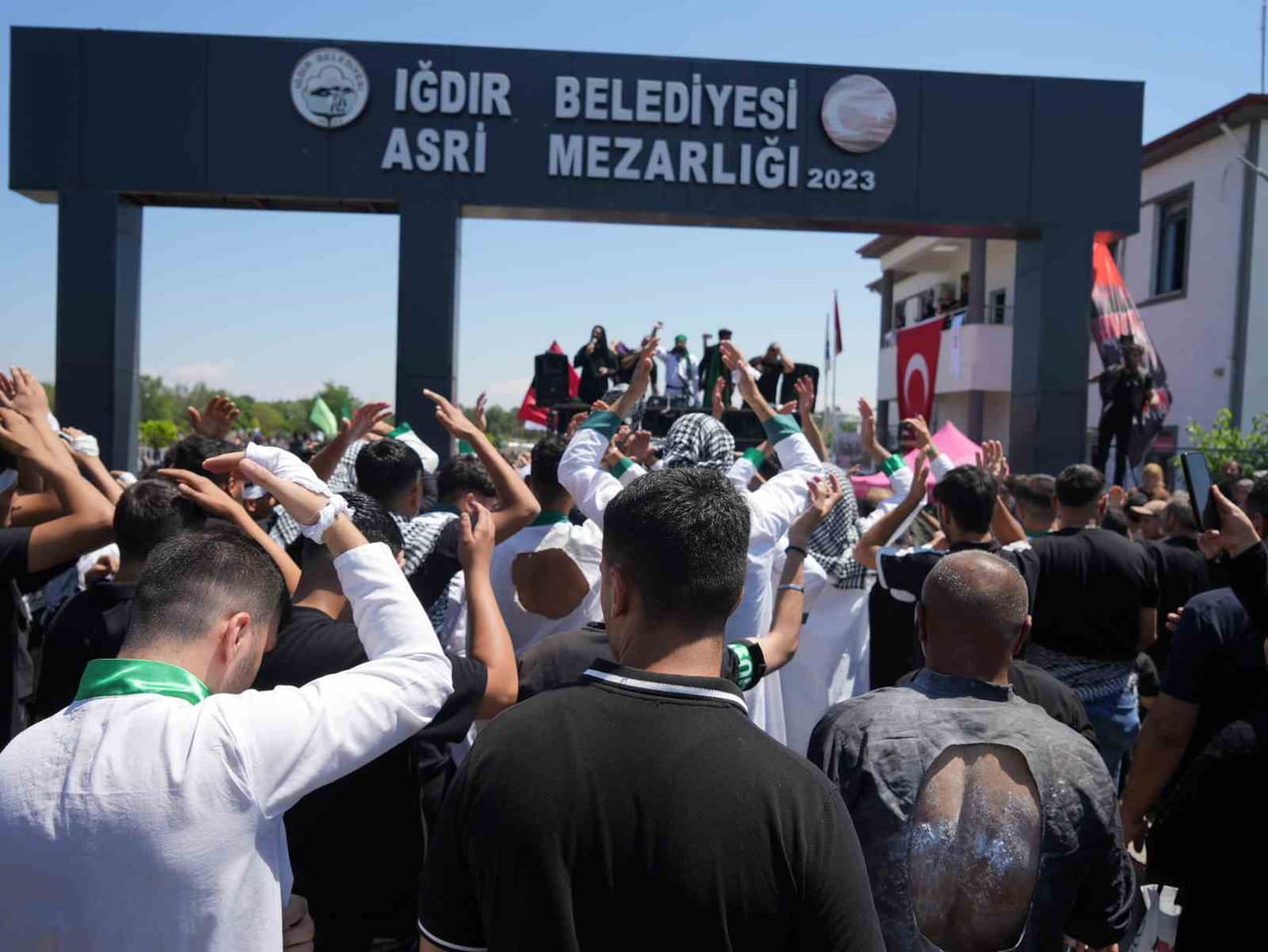 SİYAH KIYAFETLER GİYEN VATANDAŞLAR, MERSİYELER EŞLİĞİNDE GÖZYAŞI DÖKTÜ.