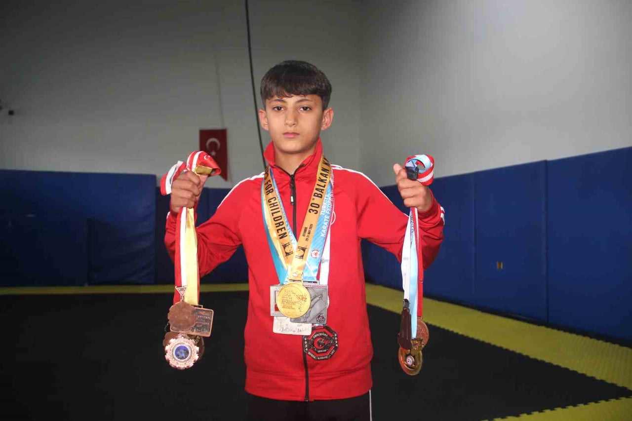 ŞİYAR PAYLI, KATILDIĞI TÜRKİYE, BALKAN VE BÖLGESEL KARATE ŞAMPİYONALARINDA TOPLAM 22 MADALYA...