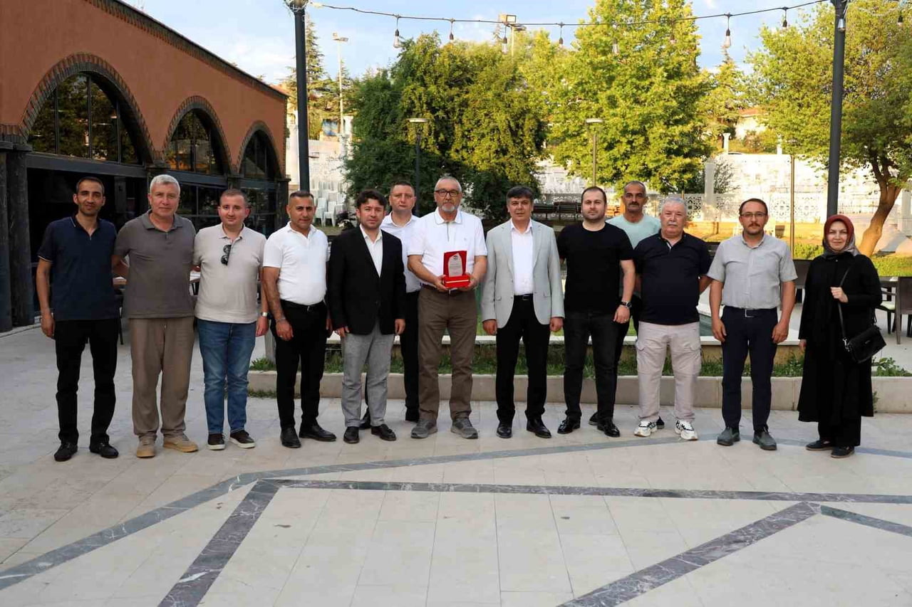 SÖĞÜT İLÇESİNDE 44 YIL GÖREV YAPAN BELEDİYE PERSONELİ, VEFA İLE EMEKLİLİĞE UĞURLANDI.