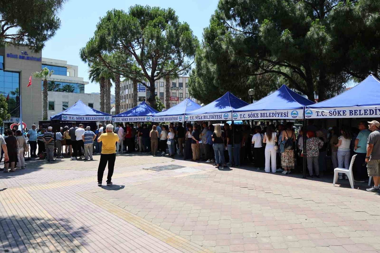 SÖKE BELEDİYE MEYDANI'NDA GERÇEKLEŞTİRİLEN ETKİNLİKTE VATANDAŞLAR, DMD HASTASI MERT'İN TEDAVİ...