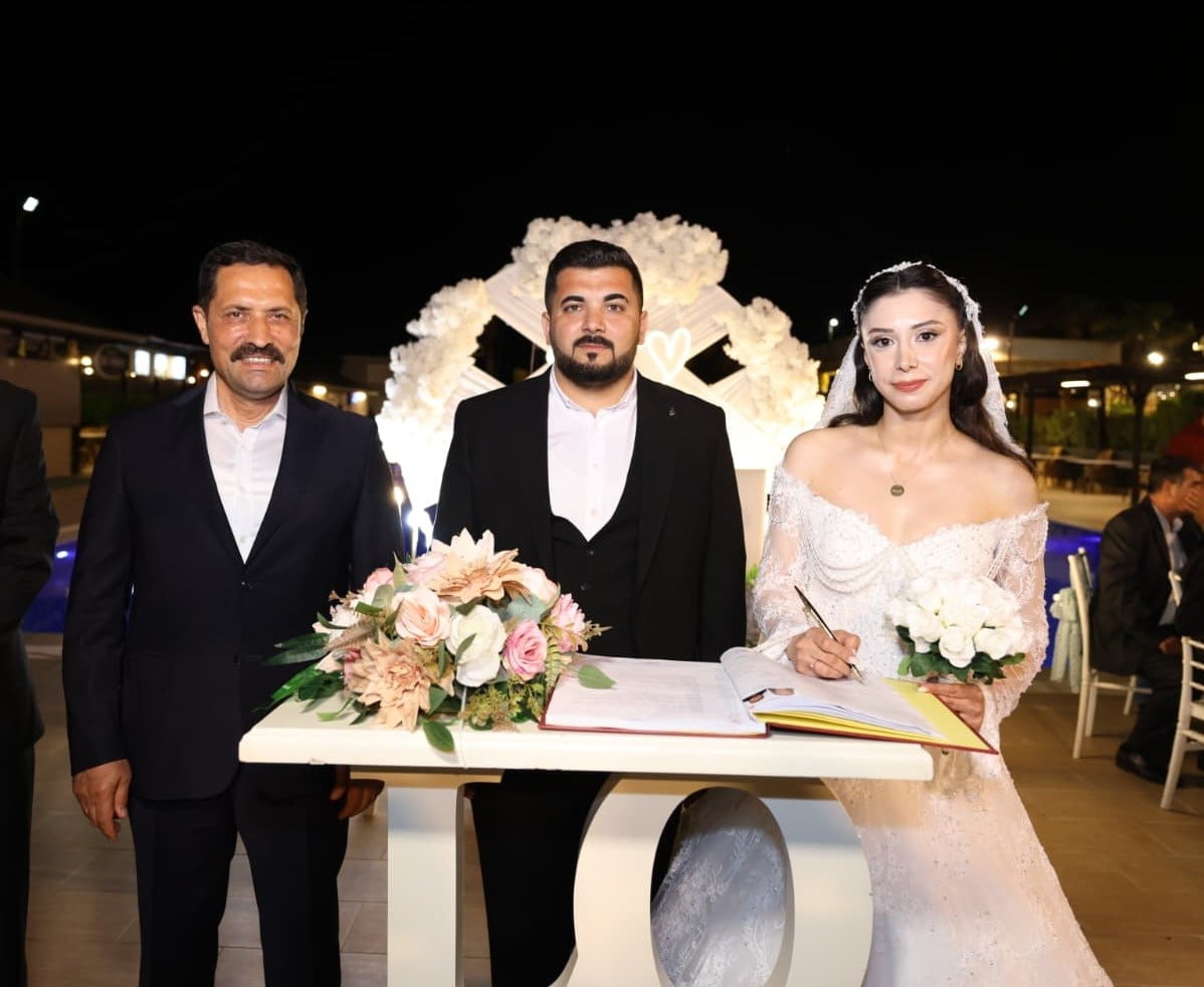 SOLDA VALİ MASATLI, GELİN MELİSA KARTAL VE DAMAT VEYSEL KORKMAZ