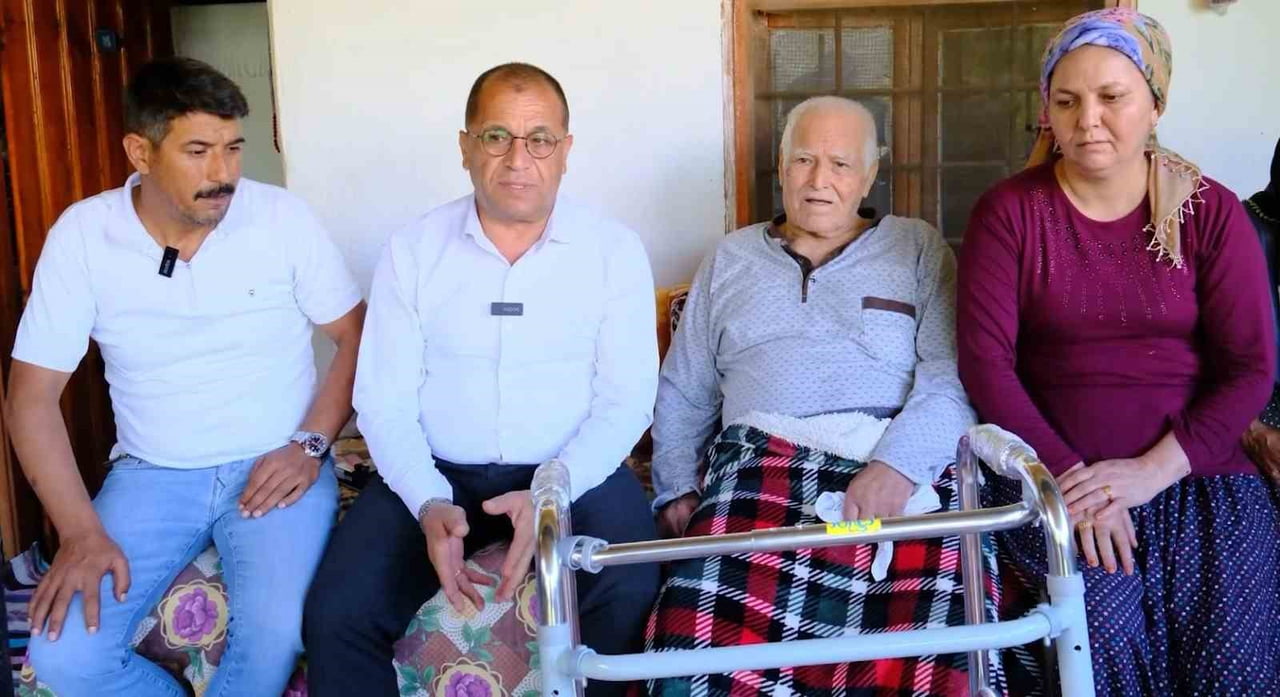 (SOLDAN SAĞA) MUHTAR MUSTAFA KILLI VE SAİMBEYLİ BELEDİYE BAŞKANI MAHMUT DAL YOL SORUNU YAŞAYAN...