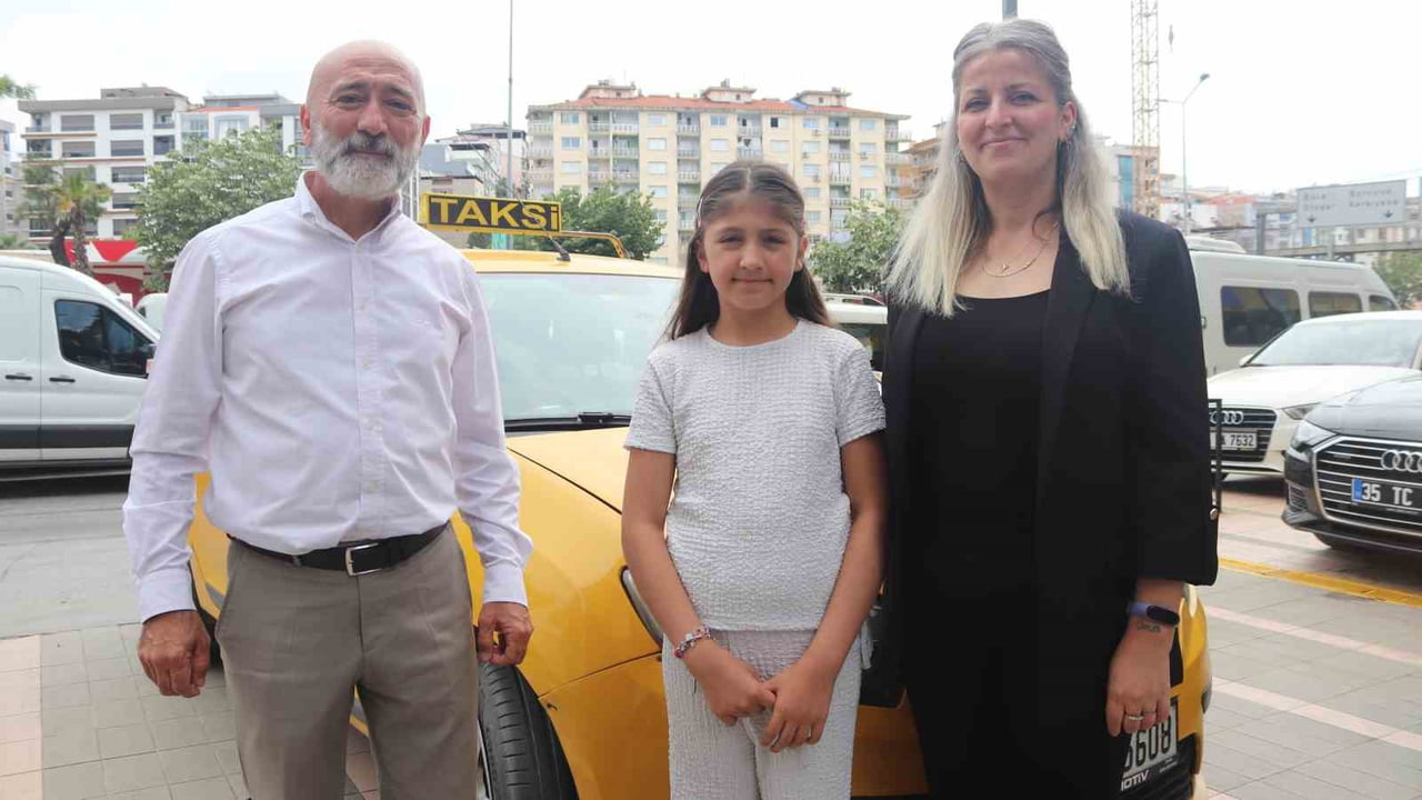 (SOLDAN SAĞA) TAKSİCİ MAHMUT ŞİMŞEK, KIZ ÇOCUĞU ESİLE KIRELİ, ANNE GÖZDE KIRELİ