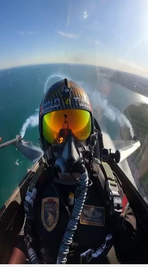 SOLOTÜRK  F-16 GÖSTERİ EKİBİ’NİN İSTANBUL SEMALARINDA YAPTIĞI GÖSTERİ KOKPİT KAMERASINA YANSIDI....