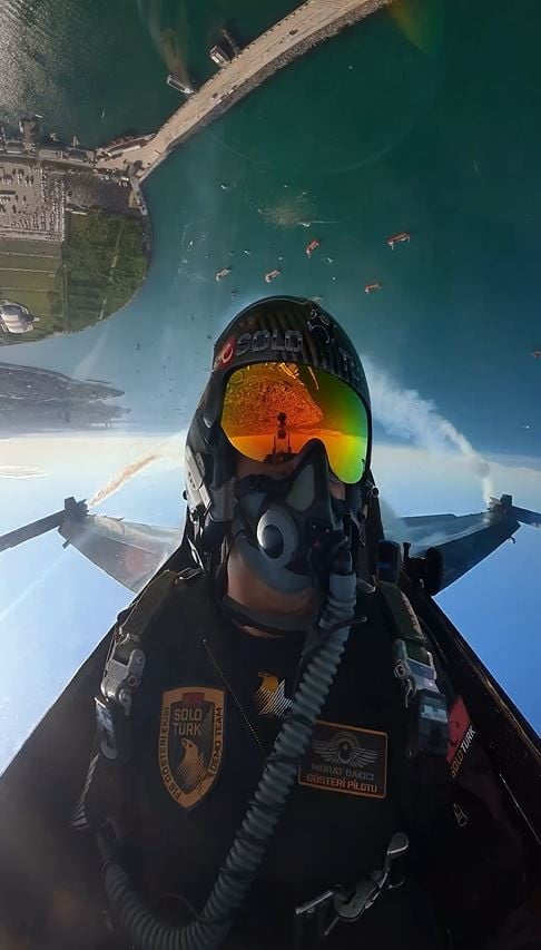 SOLOTÜRK  F-16 GÖSTERİ EKİBİ’NİN İSTANBUL SEMALARINDA YAPTIĞI GÖSTERİ KOKPİT KAMERASINA YANSIDI....