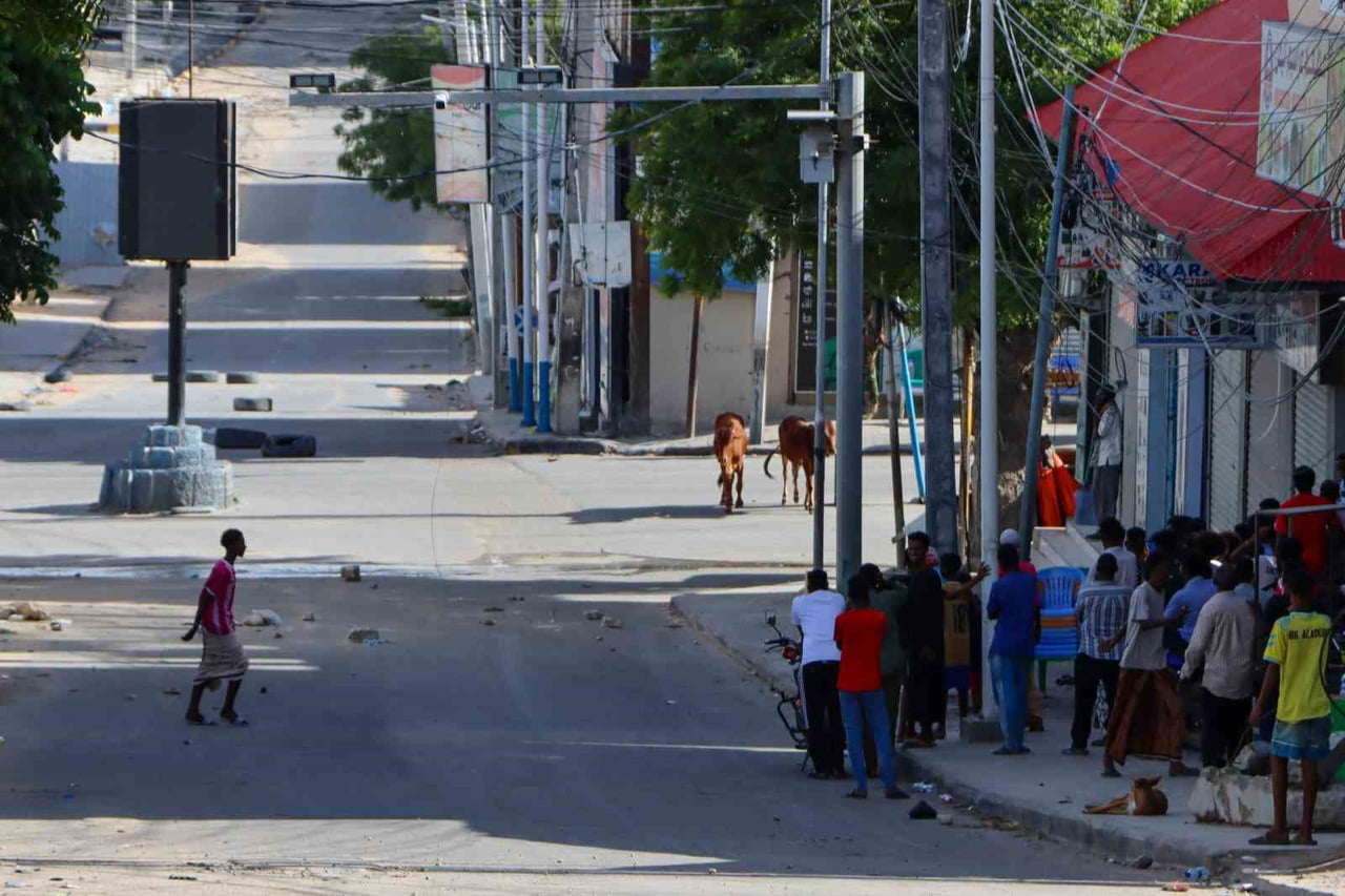 SOMALİ'NİN BAŞKENTİ MOGADİŞU'DA GÜVENLİK GÜÇLERİ İLE MUHALİF MİLİSLER ARASINDA BAŞLAYAN ÇATIŞMALAR...