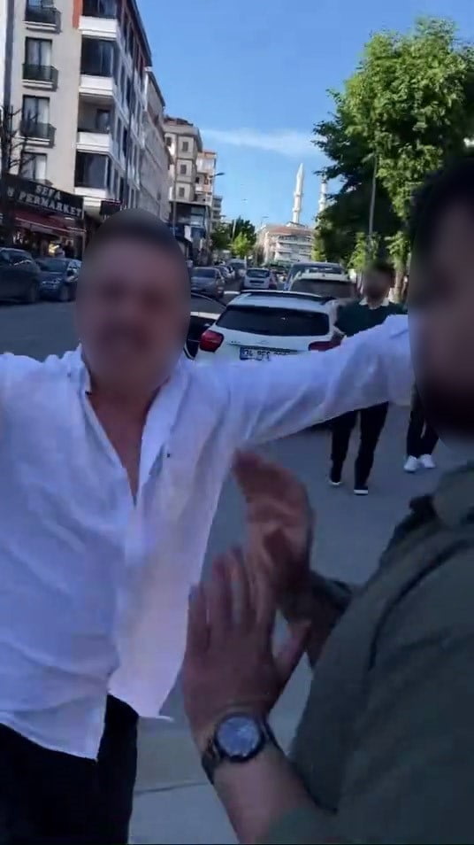 SONER ÇOBAN, KENDİSİNE ARKADAN ÇARPAN SÜRÜCÜ VE ARKADAŞLARI TARAFINDAN DARP EDİLDİ.