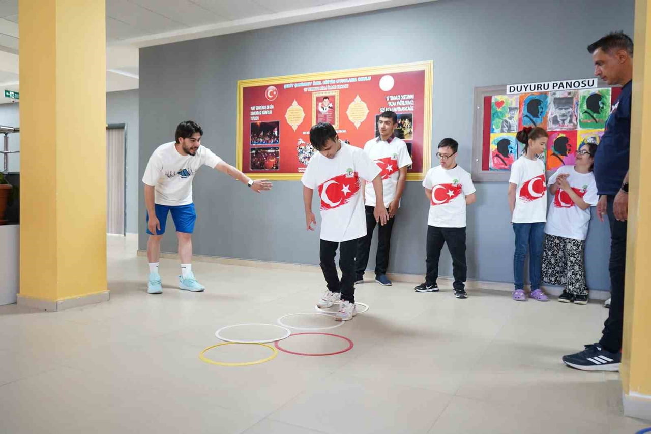 SPOR FESTİVALİ, ÖZEL İHTİYAÇLI ÖĞRENCİLERİN YÜZÜNÜ GÜLDÜRDÜ