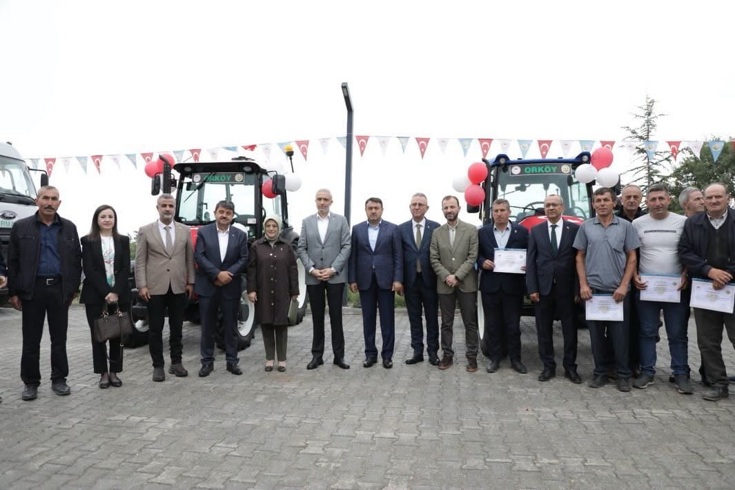 SU TANKERLERİ İLE TRAKTÖRLER, DÜZENLENEN TÖRENLE HAK SAHİPLERİNE TESLİM EDİLDİ.