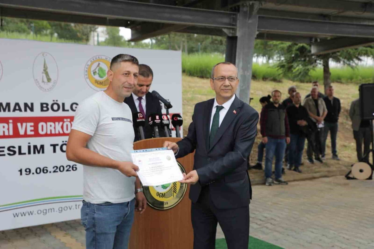 SU TANKERLERİ İLE TRAKTÖRLER, DÜZENLENEN TÖRENLE HAK SAHİPLERİNE TESLİM EDİLDİ.