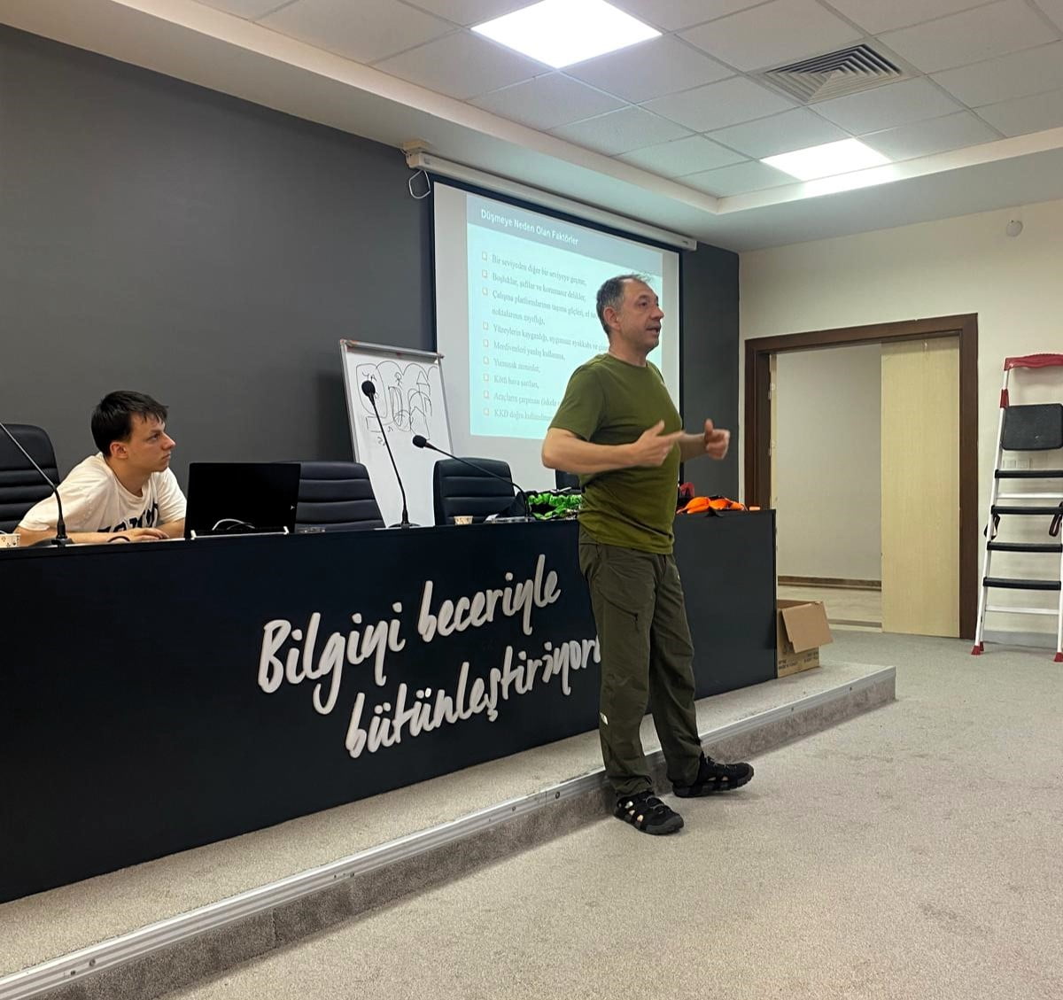 SUBÜ İŞ SAĞLIĞI VE GÜVENLİĞİ KOORDİNATÖRLÜĞÜ TARAFINDAN GERÇEKLEŞTİRİLEN ‘YÜKSEKTE ÇALIŞMA...