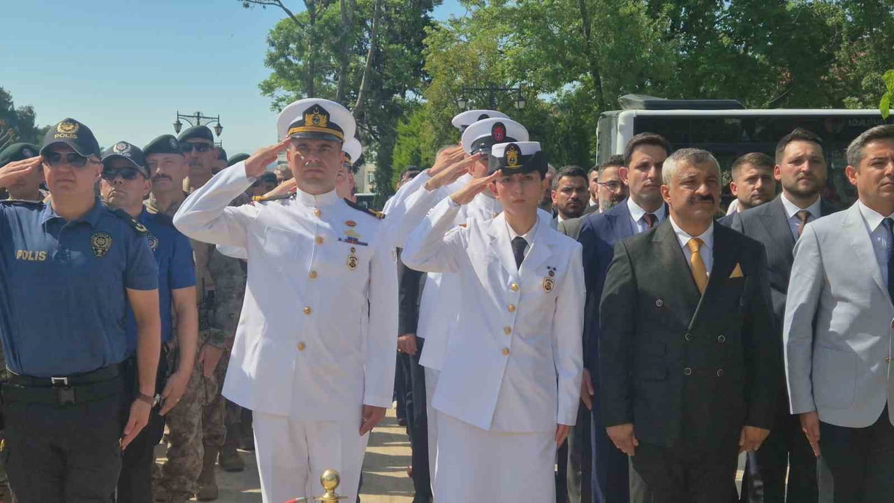 SÜLEYMANPAŞA İLÇESİNDE GERÇEKLEŞTİRİLEN PROGRAM, ATATÜRK ANITI'NA ÇELENK SUNULMASIYLA...