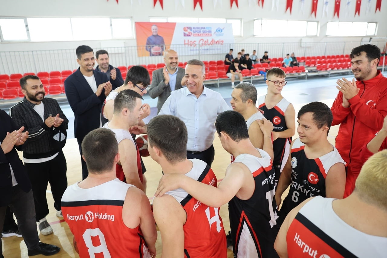 SULTANGAZİ BELEDİYE BAŞKANI ABDURRAHMAN DURSUN, DOWN SENDROMLULAR BASKETBOL MİLLİ TAKIMI İLE DÜNYA...