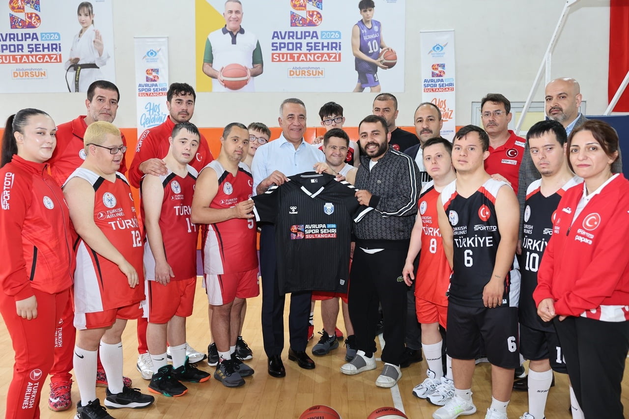 SULTANGAZİ BELEDİYE BAŞKANI ABDURRAHMAN DURSUN, DOWN SENDROMLULAR BASKETBOL MİLLİ TAKIMI İLE DÜNYA...