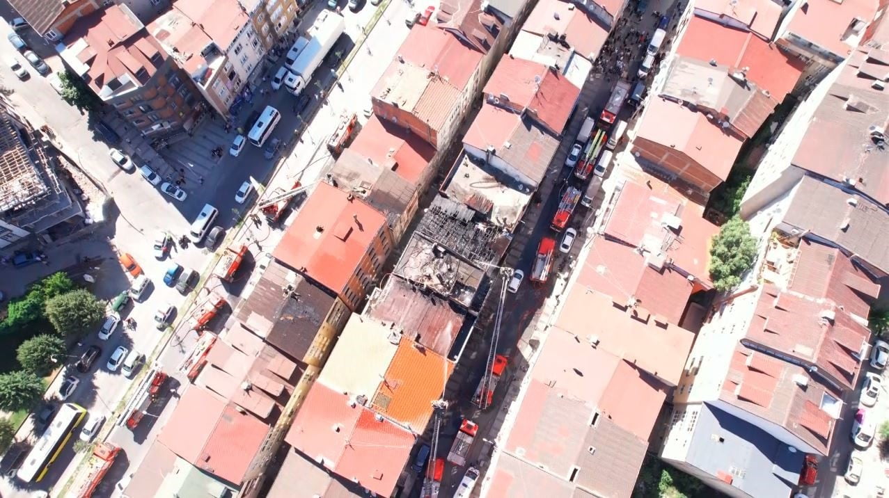 SULTANGAZİ’DE BİR BİNAN ÇATISINDA YANGIN ÇIKTI. ALEVLER YAN APARTMANIN ÇATISINA DA SIÇRARKEN...