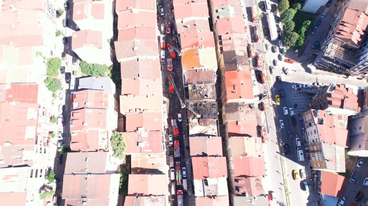SULTANGAZİ’DE BİR BİNAN ÇATISINDA YANGIN ÇIKTI. ALEVLER YAN APARTMANIN ÇATISINA DA SIÇRARKEN...