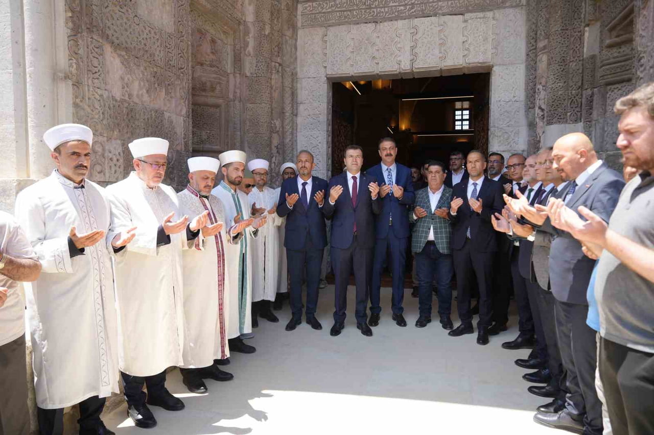 SUNGURBEY CAMİİ, YAKLAŞIK ÜÇ YIL SÜREN KAPSAMLI RESTORASYON ÇALIŞMALARININ TAMAMLANMASININ...
