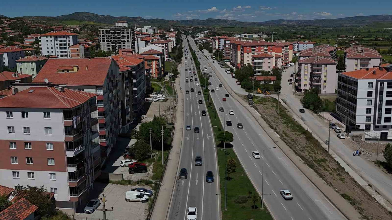 SUNGURLU-ANKARA KARAYOLU BAYRAM DÖNÜŞ TRAFİĞİ HAVADAN DRONLA GÖRÜNTÜLENDİ
